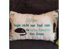 Stickdatei - Spruch "Katzen liegen nicht nur faul rum. Sie verschönern den Raum." Silhouette